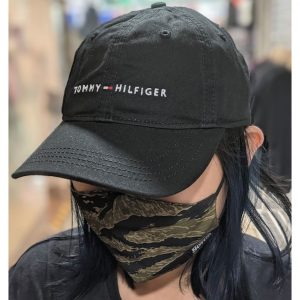 tommy hilfiger logo Strapback Cap Black Model 1 dacavestoresg capstoresg hatstore 1