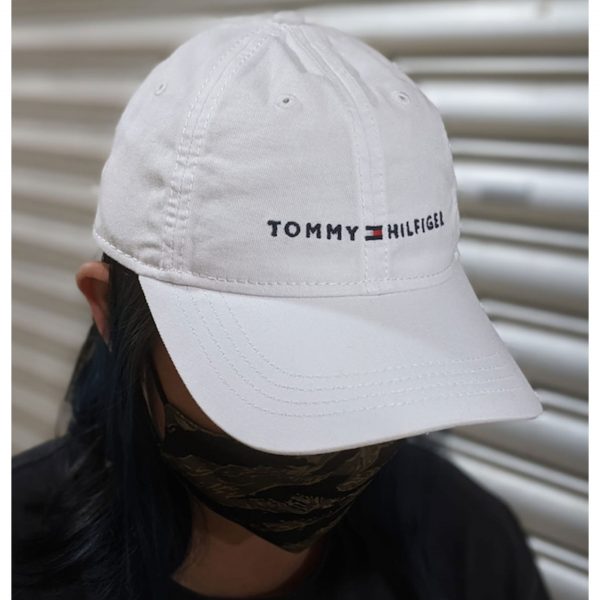 tommy hilfiger logo1 Dad Cap Model White dacavestoresg capstoresg hatstore scaled
